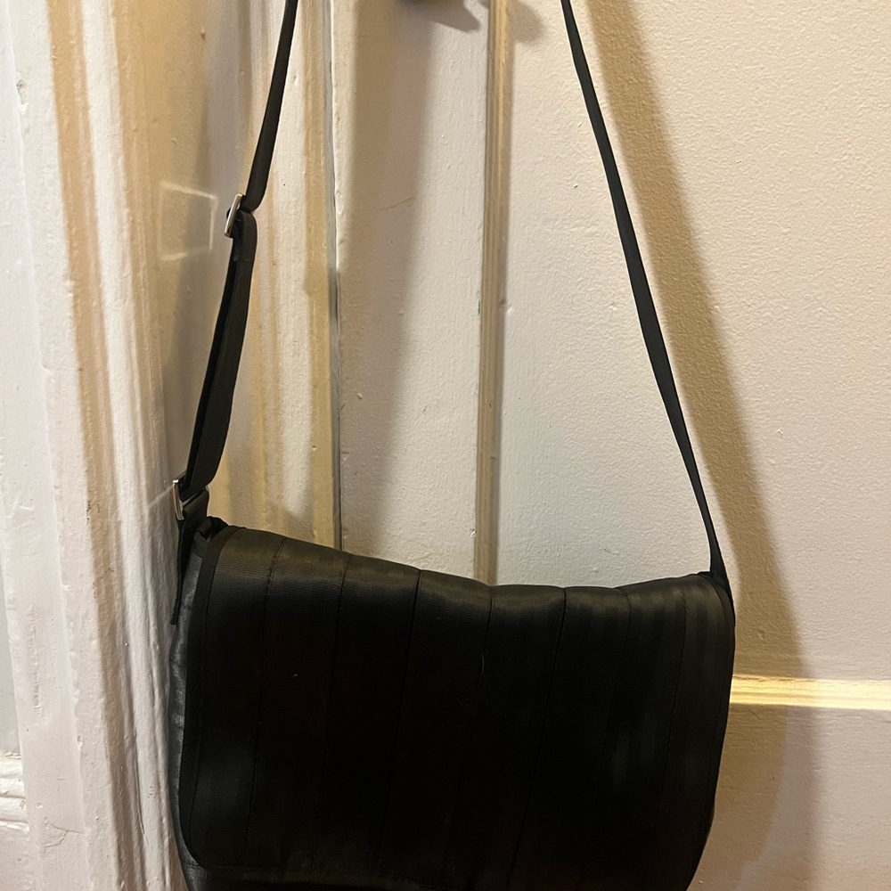 Harveys seatbelt crossbody bag